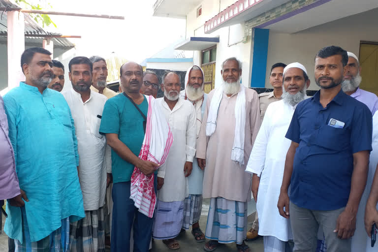 araria-former-mp-sarfaraz-alam-meet-with-people-to-know-about-their-problems