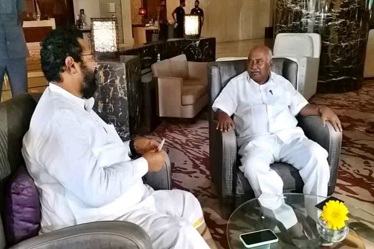 MLA Yatnal and H Vishwanath have met in Hotel