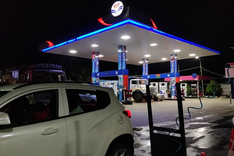 free petrol to covid warriors  free oil to covid warriors  mysuru petrol station  കൊവിഡ് പോരാളി  പമ്പിൽ ഇന്ധനം ഫ്രീ