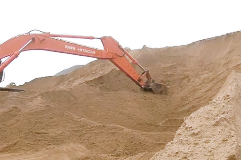 SEB officers caught sand mafia in nellore