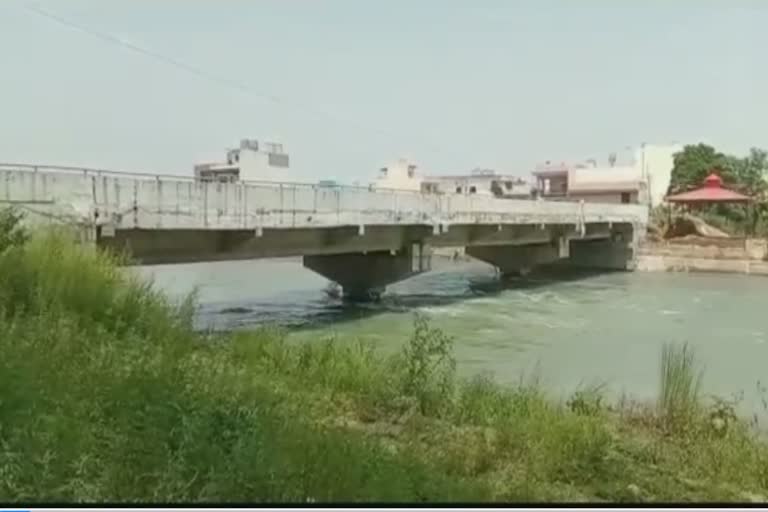 Death of a young man by drowning in a canal