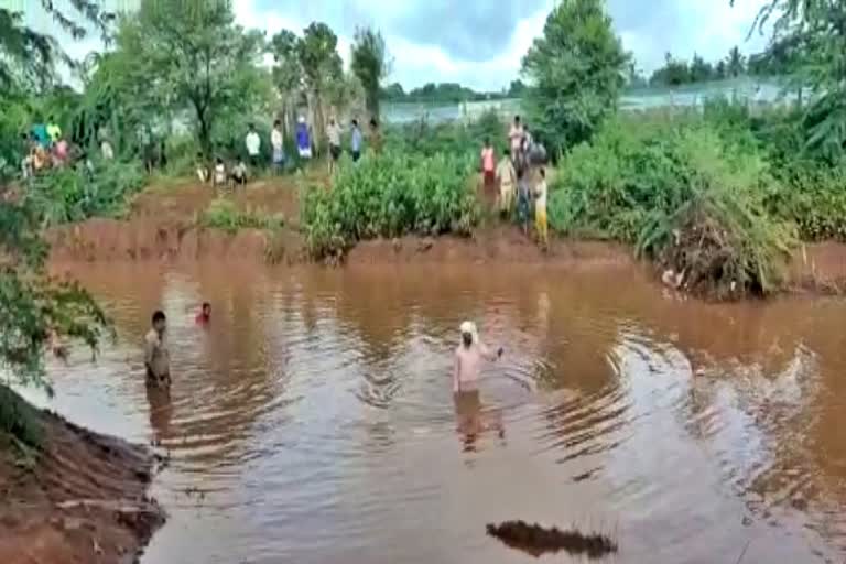 A couple washed away from lake water