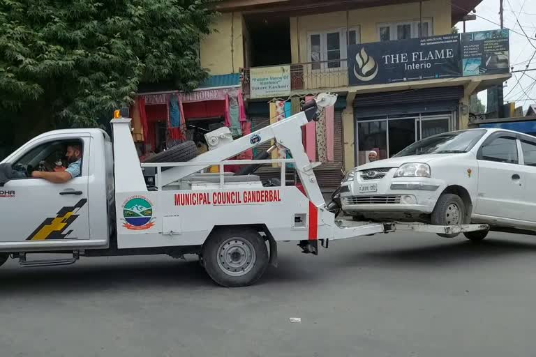 ضلع اسپتال گاندربل کے نزدیک گاڑی پارک کرنے والوں کے خلاف کارروائی