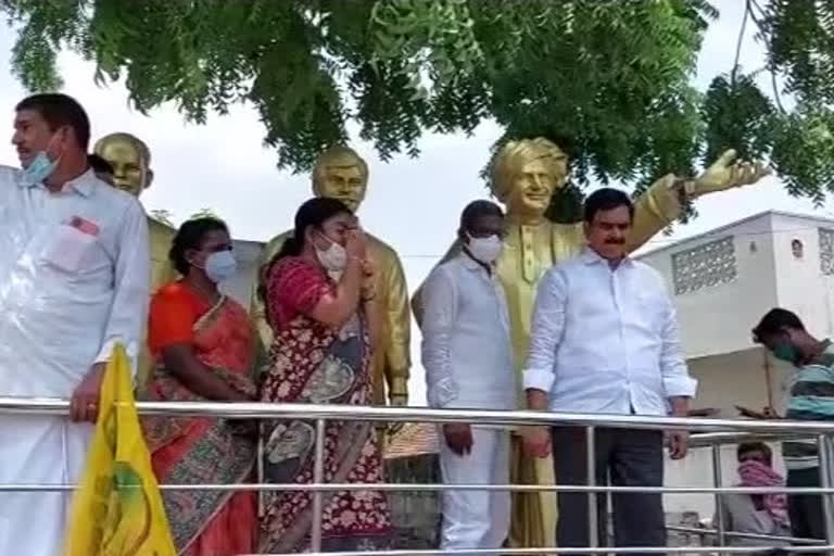 పరిటాలలో ఎన్టీఆర్ విగ్రహం ధ్వంసం