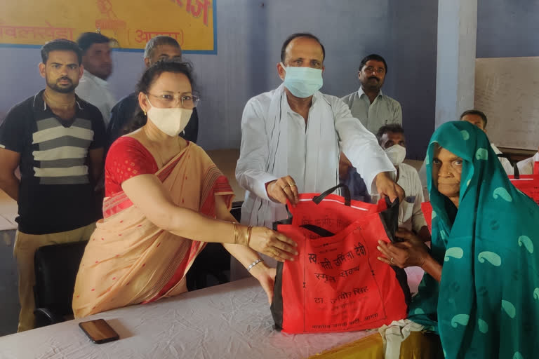 http://10.10.50.75//uttar-pradesh/07-July-2021/up-agr-51000-ration-kits-will-be-distributed-to-the-helpless-instead-of-the-death-feast-vis-bite-upc10069_07072021150613_0707f_1625650573_97.jpg