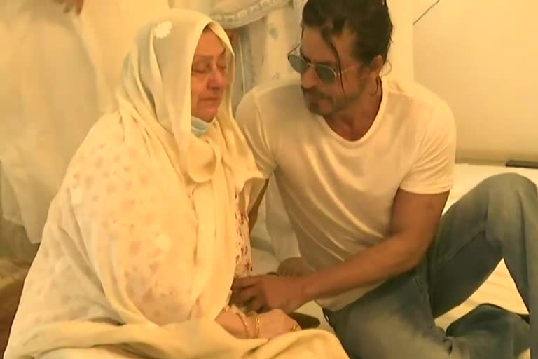 شاہ رخ خان سائرا بانو کو تسلی دیتے ہوئے نظر آئے