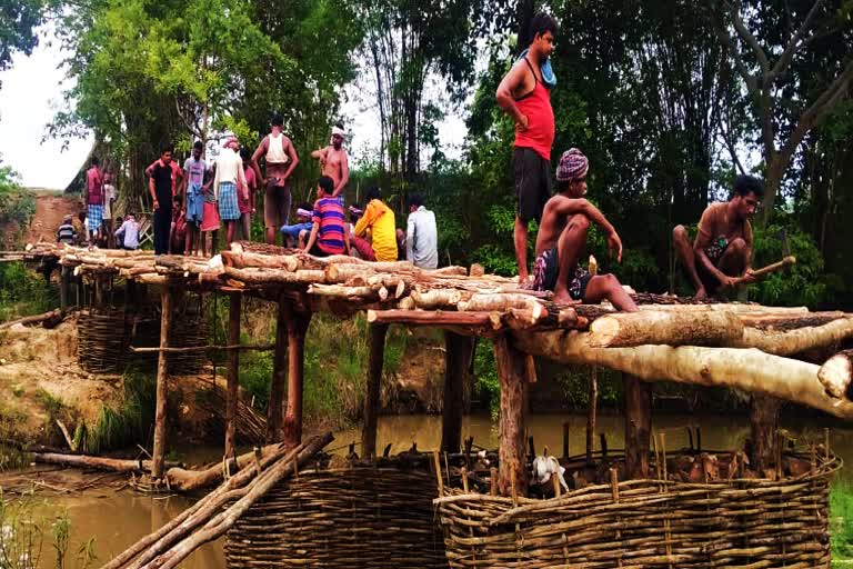 villagers-constructed-wooden-bridge-in-anjadi-drain-