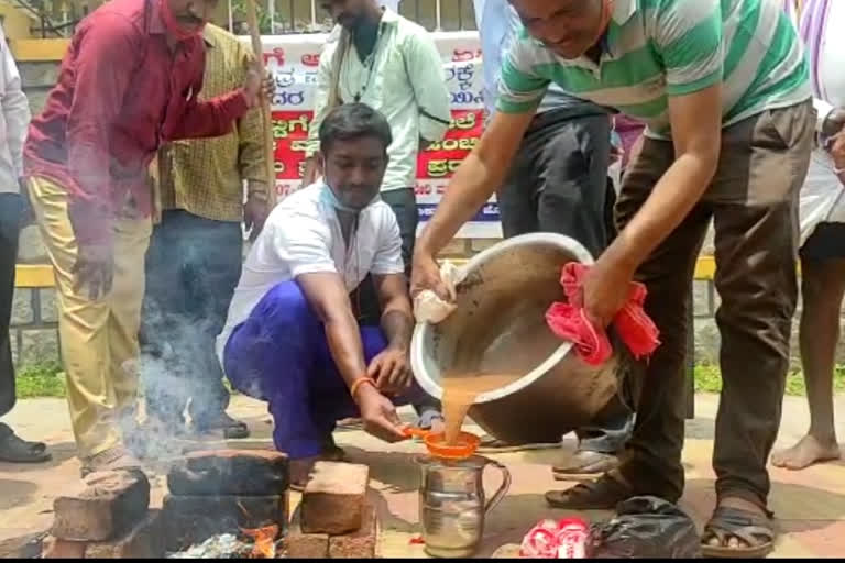 Protest condemning gas price hike in Hosapete