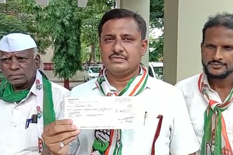 solapur congress criticize modi government sent 16 rs check to him over  rising inflation