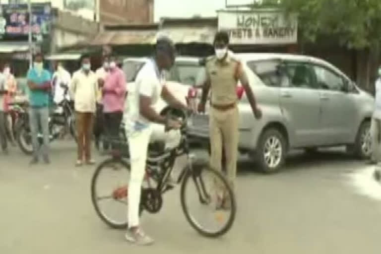 70-year-old Hyderabad man cycles his way to help people in need amid COVID pandemic  COVID pandemic  Hyderabad man cycles his way to help people  ഹൈദരാബാദ് റിലീഫ് റൈഡേഴ്സ്  ശ്രീനിവാസ റാവു  സൈക്കിളിൽ സഹായമെത്തിച്ച് ശ്രീനിവാസ റാവു  സൈക്ലിംഗ്  കൊവിഡ്  Hyderabad Relief Riders  KR Srinivas Rao