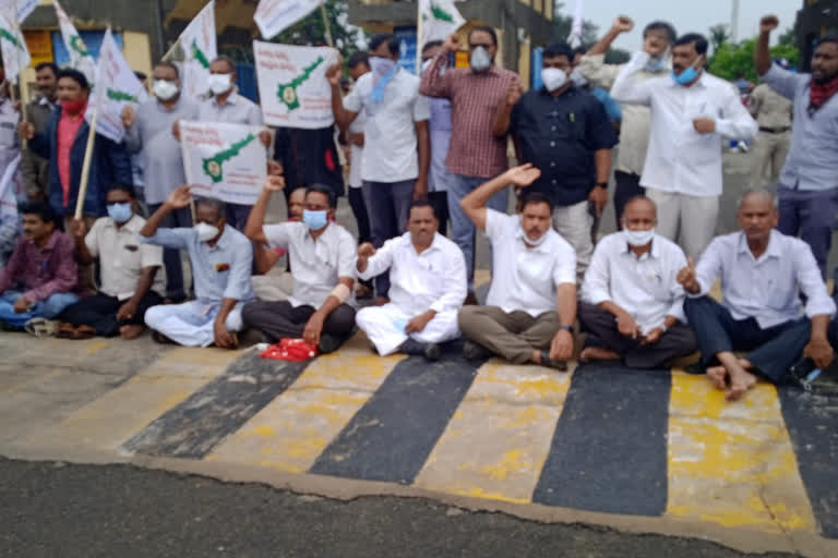 Workers protest against privatization of Visakhapatnam steel plant