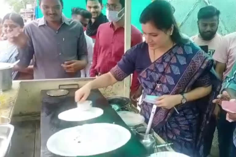 Maharashtra lawmaker makes dosa on street, interacts with vendors