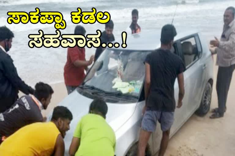 youths-car-get-stuck-in-sea-sour-at-mangalore