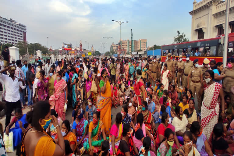 Contract Employees protest against chennai corporation Dismissed  chennai corporation Dismissed the employees  chennai corporation  chennai news  chennai latest news  பணியில் இருந்து நீக்கப்பட்ட ஒப்பந்த பணியாளர்கள்  சாலை மறியல்  போராட்டம்  சென்னை பணியில் இருந்து நீக்கப்பட்ட ஒப்பந்த பணியாளர்கள் போராட்டம்  ஒப்பந்த பணியாளர்கள் பணியில் இருந்து நீக்கம்