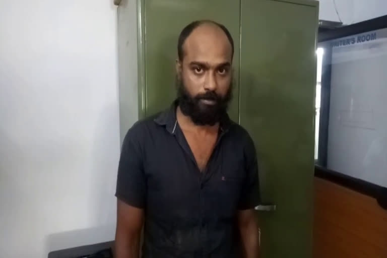 young man was stabbed by a friend at Yeroor  ഏരൂരിൽ മദ്യപാനത്തിതിനിടെ തർക്കം; യുവാവിനെ സുഹൃത്ത് കുത്തി വീഴ്ത്തി  യുവാവിനെ സുഹൃത്ത് കുത്തി വീഴ്ത്തി  ഏരൂർ കരിമ്പിൻകോണം  അഖിൽ കൃഷ്‌ണൻ  Akhil Krishnan  മദ്യം  മദ്യപാനം  കഴുത്തിൽ കുത്തി