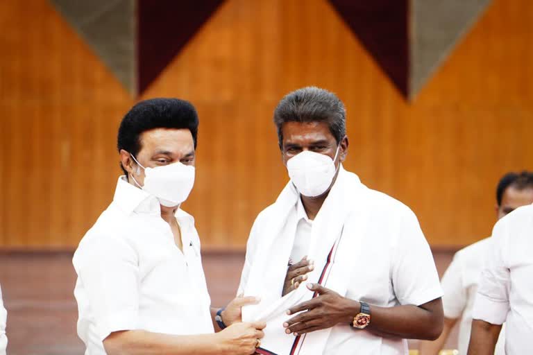 Kamal Haasan  R Mahendran  DMK  ഡിഎംകെ  എംഎൻഎം  മക്കള്‍ നീതി മയ്യം  ആര്‍ മഹേന്ദ്രൻ ഡിഎംകെയില്‍ ചേര്‍ന്നു  R Mahendran joins DMK  ക​മ​ൽ​ഹാ​സ​ൻ