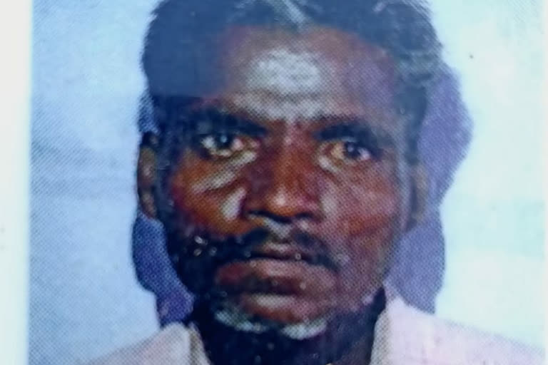 Missing tribal man's body found  tribal man's body found in a decomposing state  ആദിവാസി യുവാവിന്‍റെ മൃതദേഹം  മൃതദേഹം അഴുകിയ നിലയിൽ കണ്ടെത്തി  മുരുകൻ  പൊലീസ്  ആദിവാസി യുവാവ്