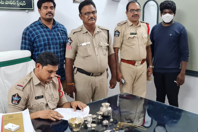 Police caught the thief within hours of the theft at kottapeta