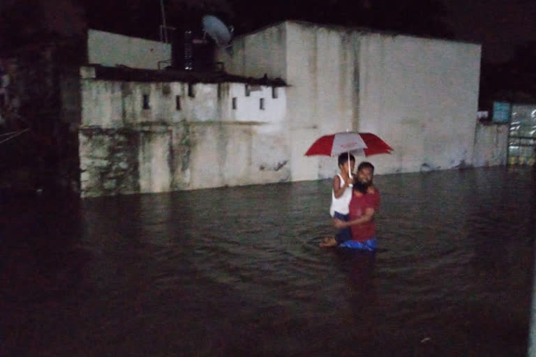 گلبرگہ: بارش کے سبب سڑکیں جھیل میں تبدیل