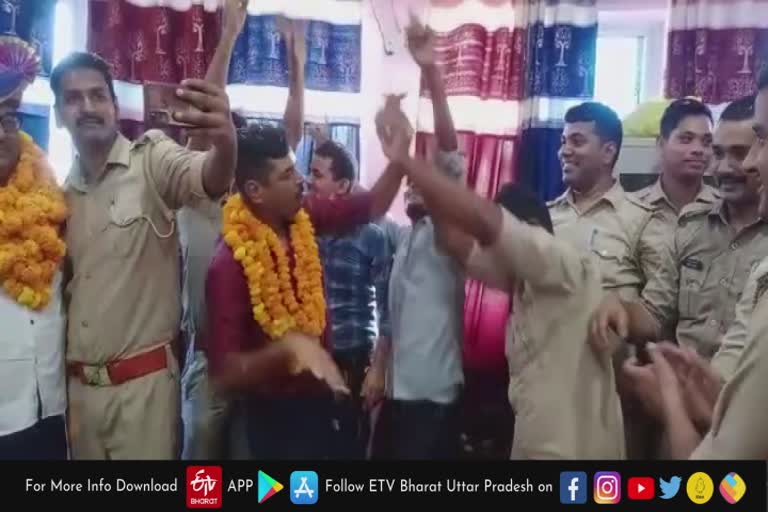 विदाई समारोह में थिरके पुलिसकर्मी.