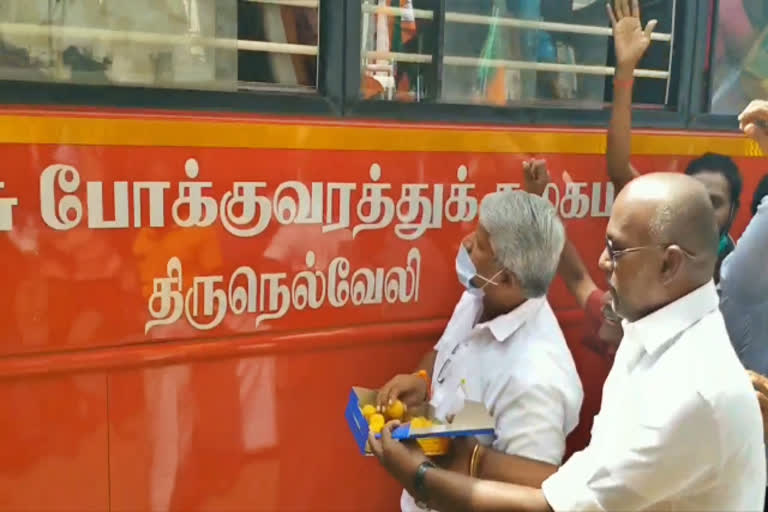 tamilnadu bjp leader  bjp members celebrated for annamalai selected as tamilnadu bjp leader  thirunelveli news  thirunelveli latest news  thirunelveli bjp members celebration  திருநெல்வேலியில் பாஜகவினர் கொண்டாட்டம்  திருநெல்வேலி செய்திகள்  தமிழ்நாடு பாஜக தலைவராக அண்ணாமலை நியமனம்  தமிழ்நாடு பாஜக தலைவராக அண்ணாமலை  தமிழ்நாடு பாஜக தலைவர்  பாஜகாவினர் கொண்டாட்டம்  எதற்காக இனிப்பு என தெரியாமல் வாங்கிய மக்கள்