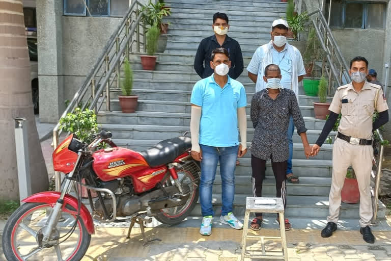 crooks arrest after mobile loot in jafarpur kalan delhi