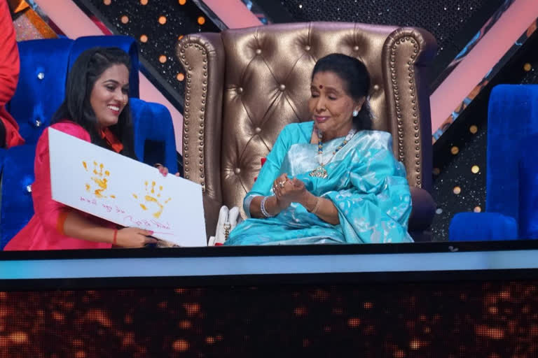 Sayali Kamble took Asha Bhosle's handprints