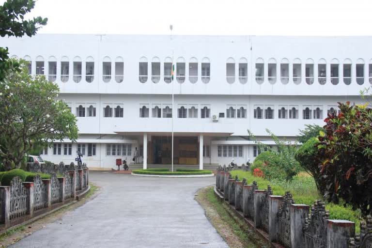 Calicut University  Calicut University teacher suspended  teacher suspended  teacher suspended for misbehaving with students  police case  അധ്യാപകന് സസ്പെൻഷൻ  കാലിക്കറ്റ് സര്‍വകലാശാല അധ്യാപകന് സസ്പെൻഷൻ  കാലിക്കറ്റ് സര്‍വകലാശാല  അധ്യാപകനെതിരെ പരാതി