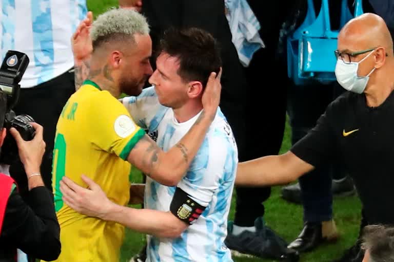 lionel messi consoles neymer