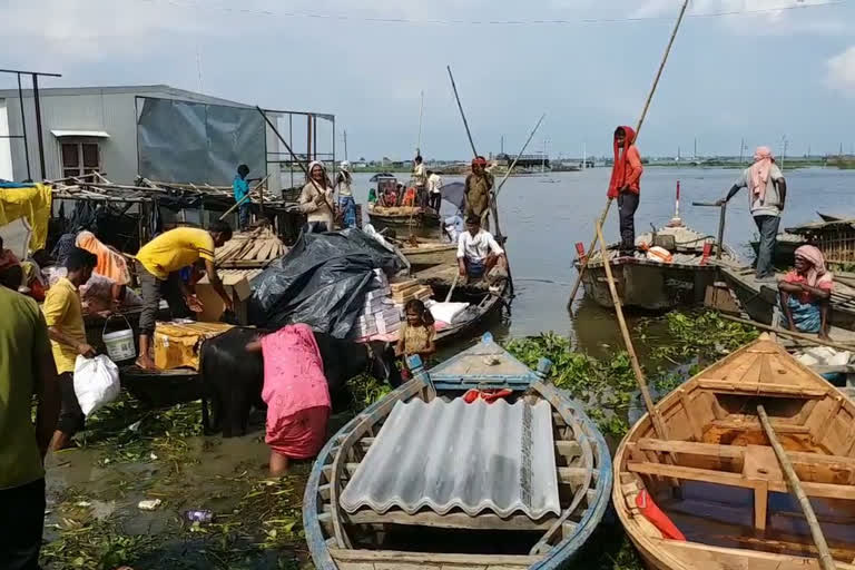 कुशेश्वरस्थान पूर्वी प्रखंड के लोगों के आने-जाने का नाव ही एक मात्र सहारा