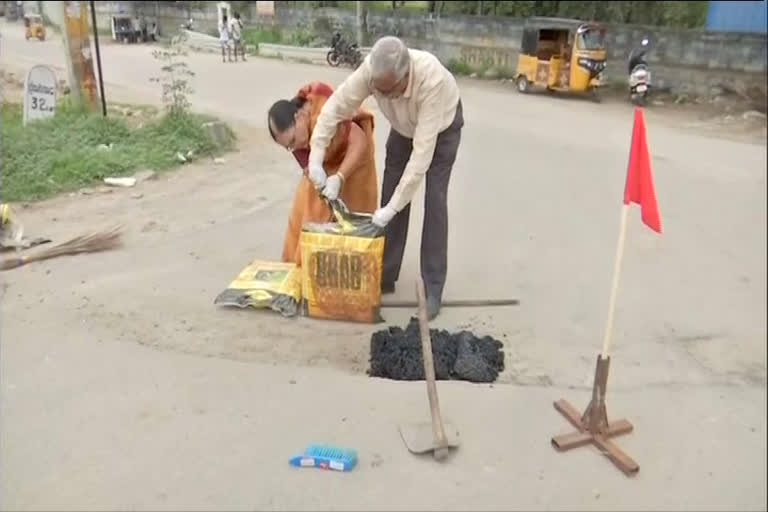 Old couple spends pension funds to fill potholes  Old couple fill potholes at roads in Hyderabad  ഹൈദരാബാദിന്‍റെ സ്വന്തം റോഡ് ഡോക്ടർ  Gangadhar and his wife is filling potholes