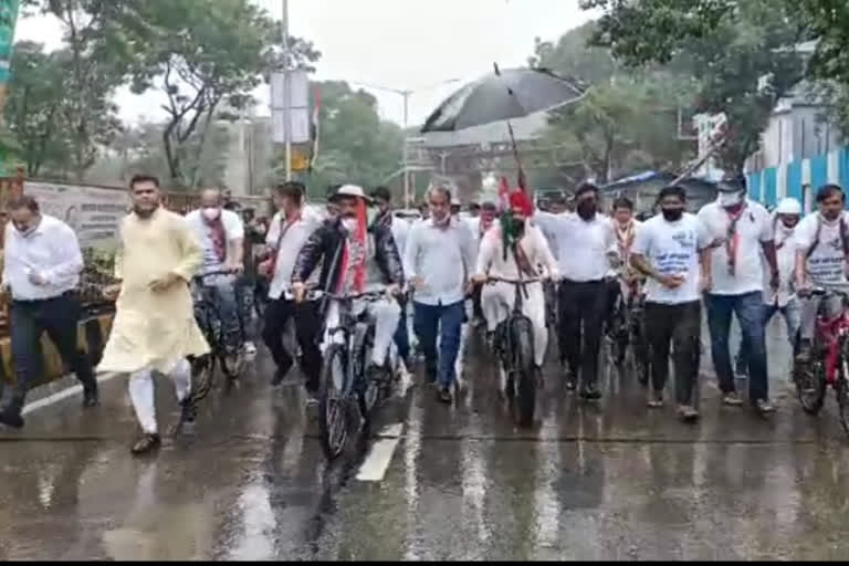 mumbai congress agitation on fuel hike