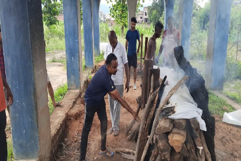 Hindu and muslim boys cremated helpless old man in latehar