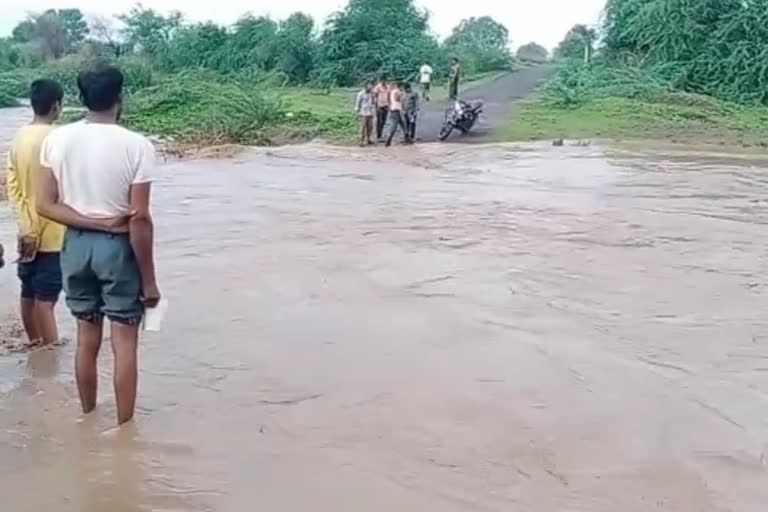 पुरामुळे गावांचा संपर्क तुटला