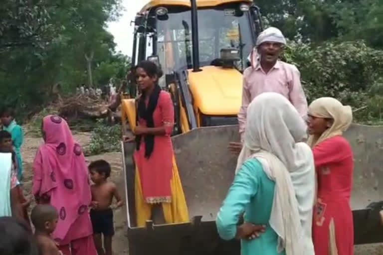 दबंग ने महिला बीडीसी सदस्य के घर को जेसीबी से ढहाया.