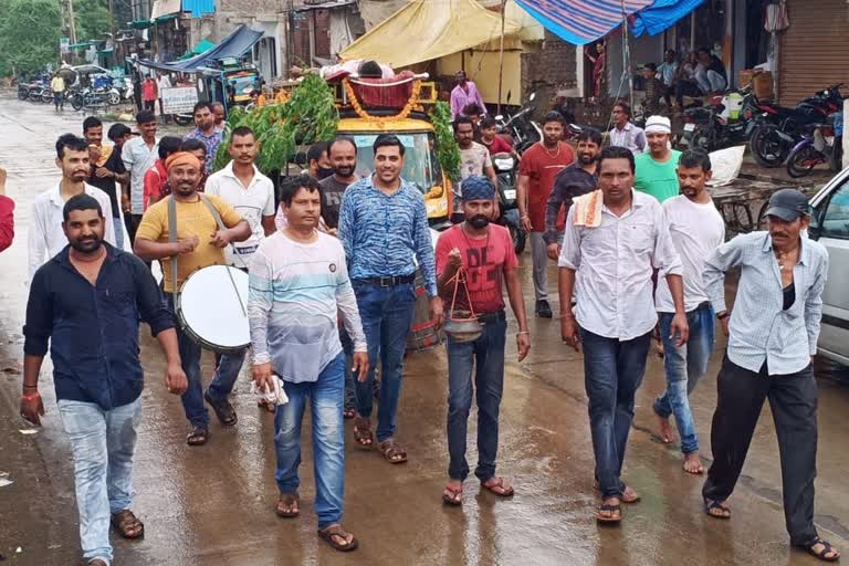 funeral procession of person live for rain in barwani