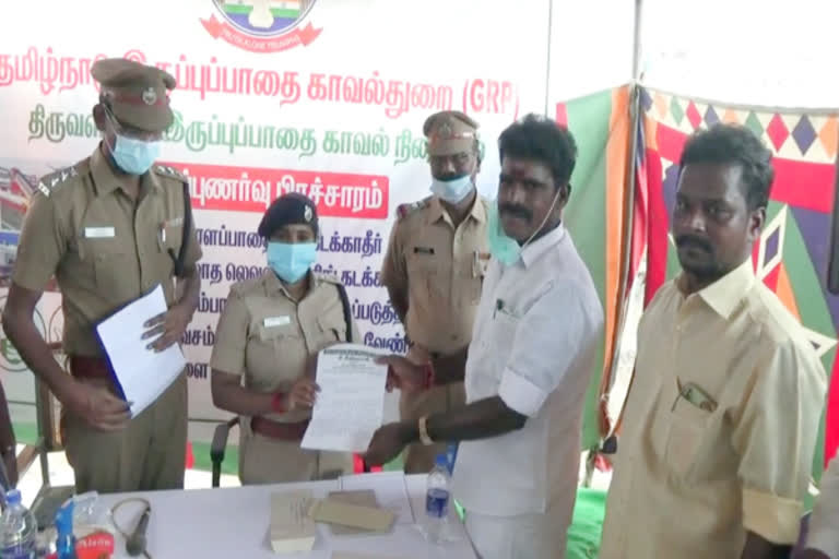 railway-sp-conducted-awarness-program-in-veppampattu-railway-station