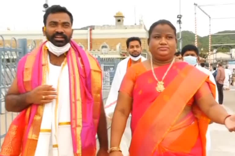 mp madhavi family  visits tirumala