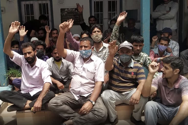 کشتواڑ: ساتھی صفائی ملازم کے پیٹے جانے پر صفائی ملازمین کا پولیس کے خلاف احتجاج