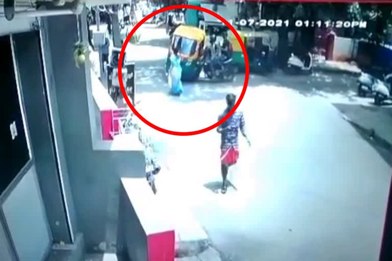 Accident captured in CCTV, Accident captured in CCTV at Bangalore, Bangalore crime news, ಅಪಘಾತದ ದೃಶ್ಯ ಸಿಸಿಟಿವಿಯಲ್ಲಿ ಸೆರೆ, ಬೆಂಗಳೂರಿನಲ್ಲಿ ಅಪಘಾತದ ದೃಶ್ಯ ಸಿಸಿಟಿವಿಯಲ್ಲಿ ಸೆರೆ, ಬೆಂಗಳೂರು ಅಪರಾಧ ಸುದ್ದಿ,