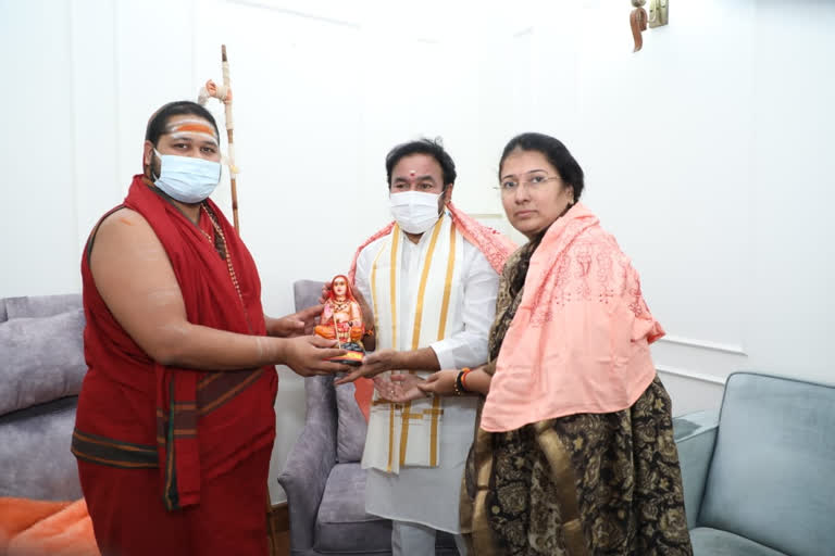 Swatmanandendra Saraswati Swamy meets Union Minister Kishan Reddy