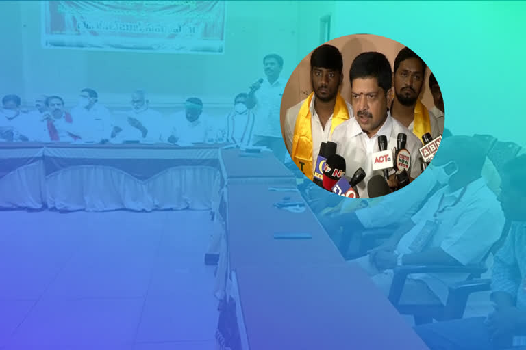 మాట్లాడుతున్న తెదేపా నేత కొల్లు రవీంద్ర