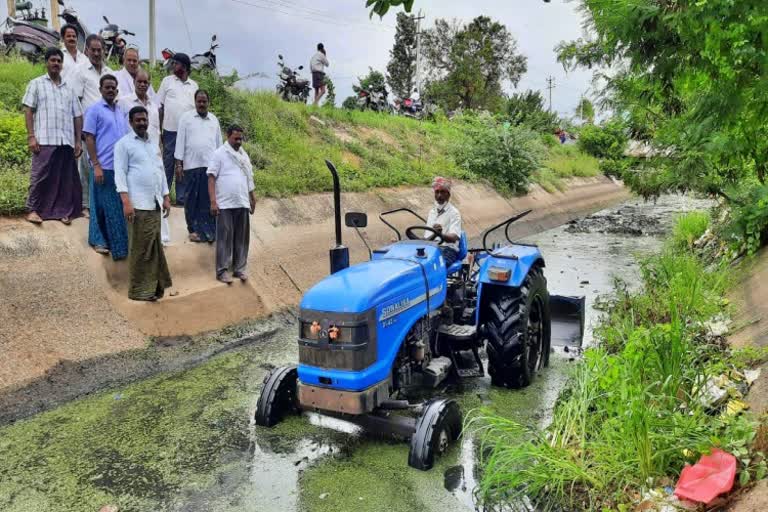 Farmers protested against irrigation department officers in Gangavathi