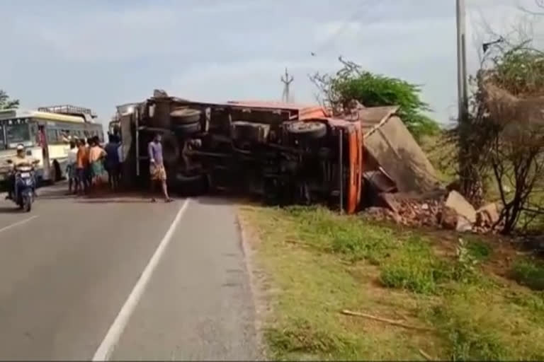 Lorry met with an accident at ananthapur, five oxen died