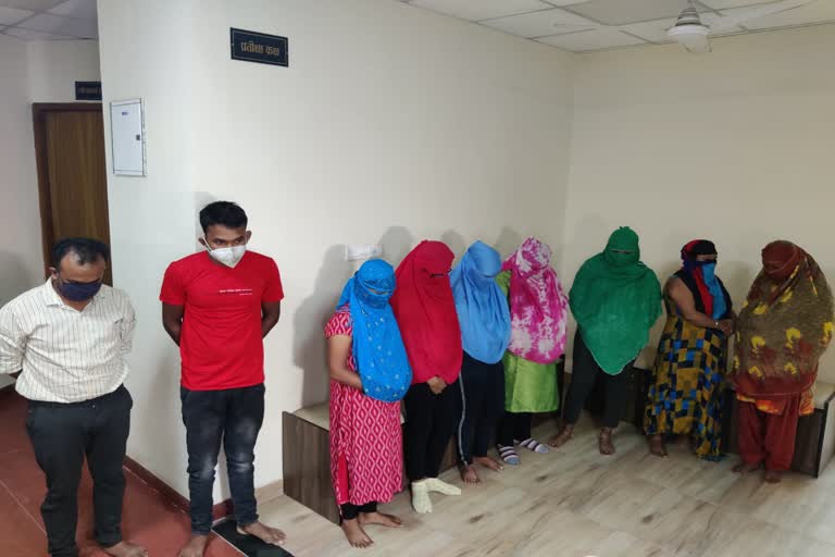 Raipur police arrested 14 people involved in sex racket