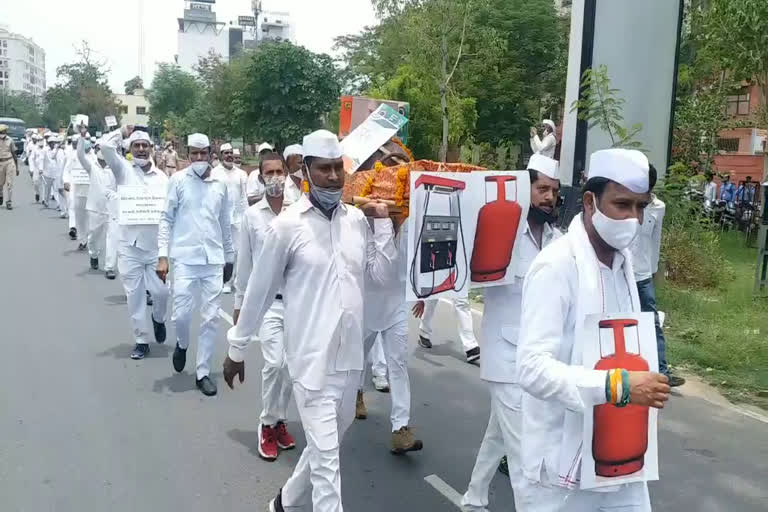 Seva Dal took funeral procession of gas cylinder, सेवादल ने निकाली गैस सिलेंडर की शव यात्रा