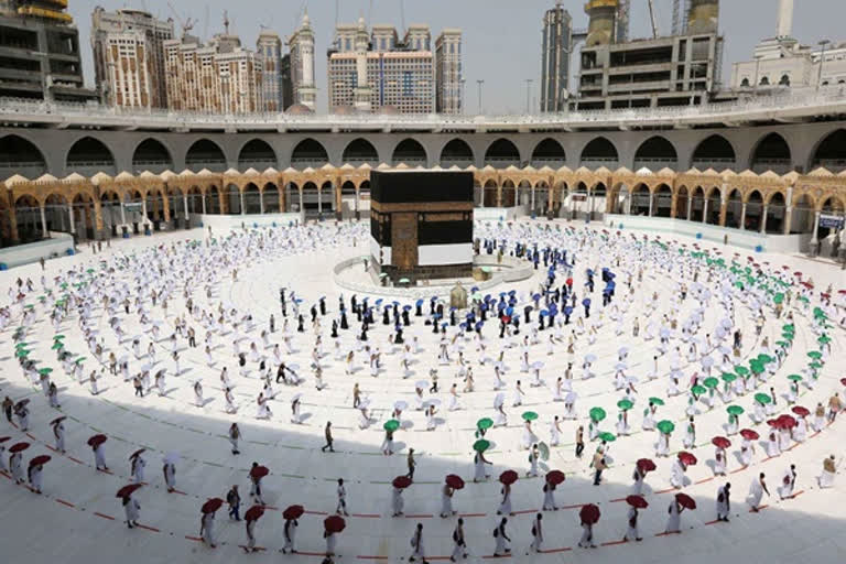 Rearrangement of physical distance sticker in Mataf in Masjid al-Haram