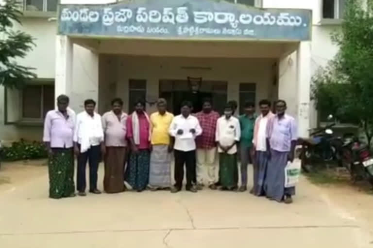 ఆందోళనకు దిగిన బాధితులు