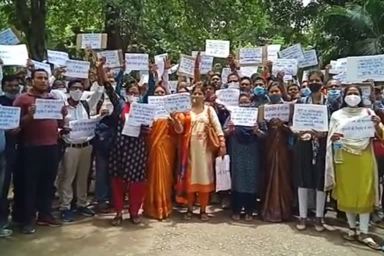 Protested of candidates demanding appointment of high school teacher in Ranchi