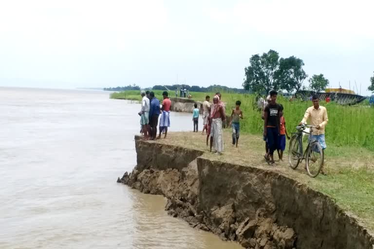 মঙ্গলবার মানিকচকে গঙ্গার ভাঙন পরিদর্শনে এলেন সেচমন্ত্রী সাবিনা ইয়াসমিন ৷